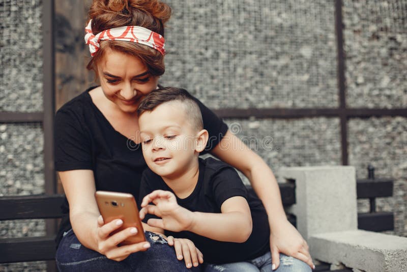 Moeder met zoon het spelen in een de zomerpark royalty-vrije stock afbeelding Moeder met zoon het spelen in een de zomerpark royalty-vrije stock afbeelding
