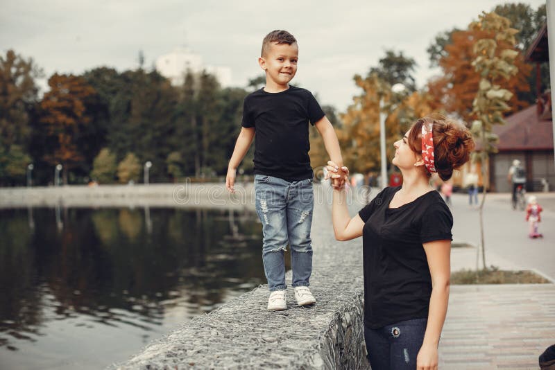 Moeder met zoon het spelen in een de zomerpark royalty-vrije stock foto's Moeder met zoon het spelen in een de zomerpark royalty-vrije stock foto's