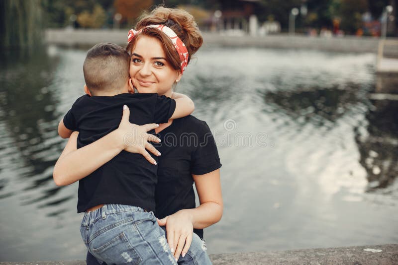 Moeder met zoon het spelen in een de zomerpark stock fotografie Moeder met zoon het spelen in een de zomerpark stock fotografie