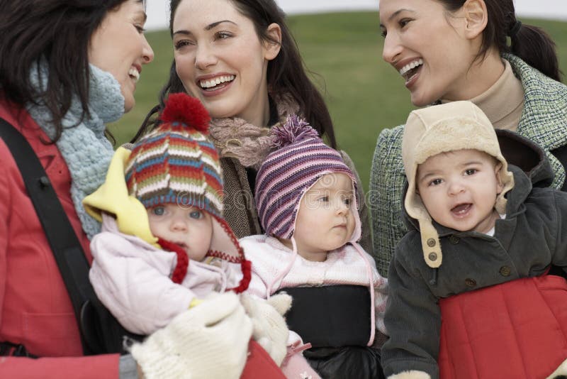 Moeders met Babys in Slingers bij Park royalty-vrije stock afbeelding Moeders met Babys in Slingers bij Park royalty-vrije stock afbeelding