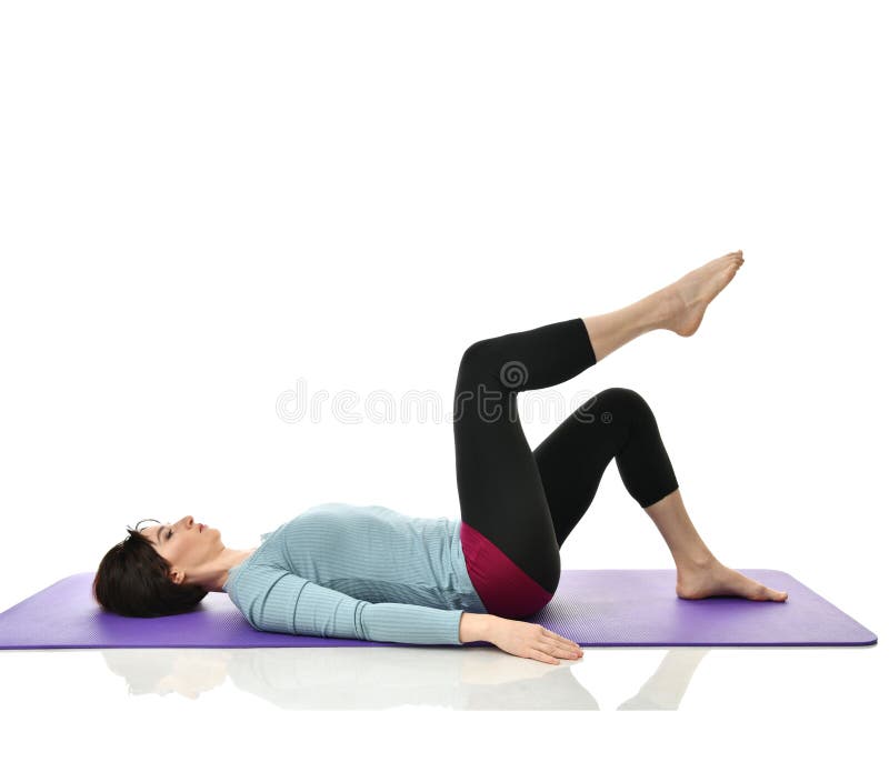 Moedervrouw die doend postnatale training uitoefenen De de vrouwelijke geschiktheidsinstructeur het uitrekken zich handen en bene royalty-vrije stock foto's Moedervrouw die doend postnatale training uitoefenen De de vrouwelijke geschiktheidsinstructeur het uitrekken zich handen en bene royalty-vrije stock foto's