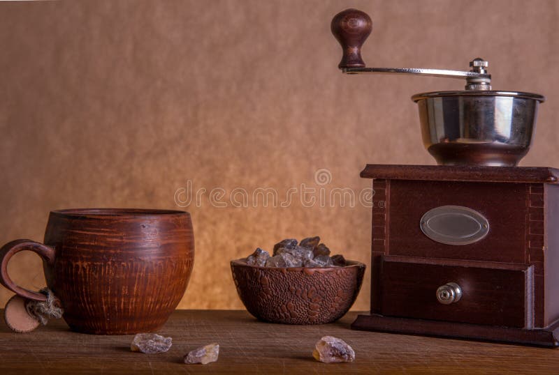 Moedor de copo de café, de açúcar mascavado e de café Tom da cor do vintage fotografia de stock Moedor de copo de café, de açúcar mascavado e de café Tom da cor do vintage fotografia de stock
