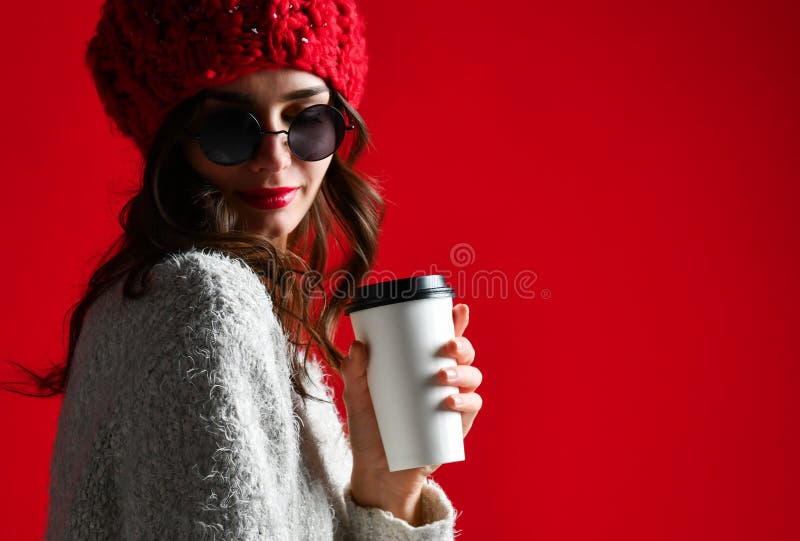 Moeilijke, lachende vrouw houdt koffiekopje op rode achtergrond stock foto Moeilijke, lachende vrouw houdt koffiekopje op rode achtergrond stock foto