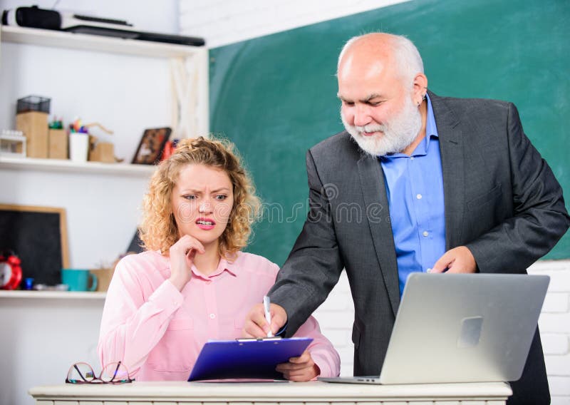 moeilijke taken De universiteit van de de Middelbare schooluniversiteit van de kennistest Sprekersopvoeder die student met het ex royalty-vrije stock afbeeldingen moeilijke taken De universiteit van de de Middelbare schooluniversiteit van de kennistest Sprekersopvoeder die student met het ex royalty-vrije stock afbeeldingen