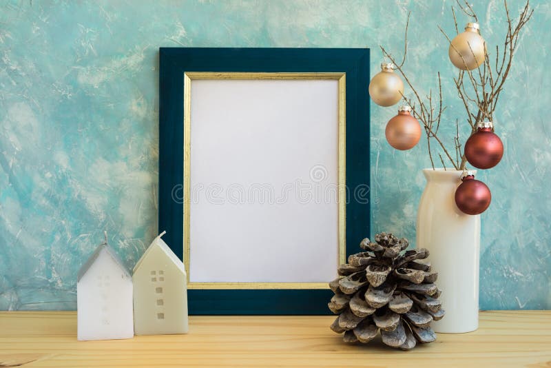 Mofa azul y de oro del marco para arriba, la Navidad, Año Nuevo, cono del pino, chucherías coloridas, velas de la casa, espacio p foto de archivo libre de regalías Mofa azul y de oro del marco para arriba, la Navidad, Año Nuevo, cono del pino, chucherías coloridas, velas de la casa, espacio p foto de archivo libre de regalías