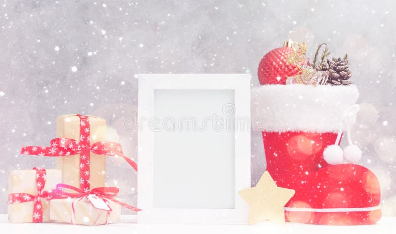 Mofa brillante de la Navidad para arriba con el marco de la foto: cajas de regalo, juguetes, y abeto-conos festivos en bota roja imágenes de archivo libres de regalías Mofa brillante de la Navidad para arriba con el marco de la foto: cajas de regalo, juguetes, y abeto-conos festivos en bota roja imágenes de archivo libres de regalías