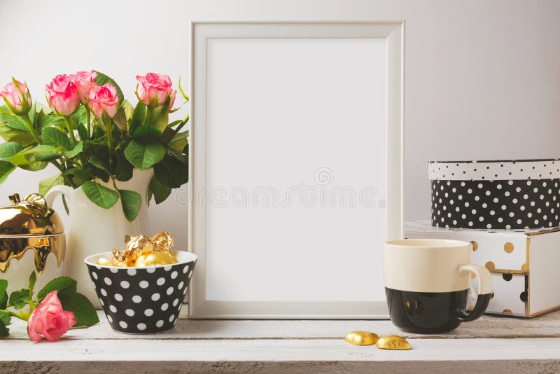 Mofa de la plantilla del cartel para arriba con encanto y objetos femeninos elegantes imagenes de archivo Mofa de la plantilla del cartel para arriba con encanto y objetos femeninos elegantes imagenes de archivo