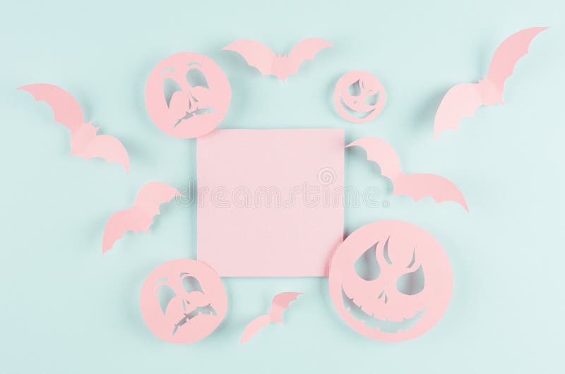 Mofa de la publicidad de Halloween para arriba - la tarjeta en blanco rosada de la venta con se eleva los palos y las caras asust imagen de archivo Mofa de la publicidad de Halloween para arriba - la tarjeta en blanco rosada de la venta con se eleva los palos y las caras asust imagen de archivo