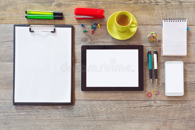 Mofa del escritorio de oficina encima de la plantilla con la tableta, el teléfono elegante, el cuaderno y la taza de café Visión fotografía de archivo
