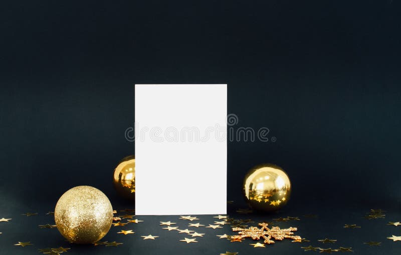 Mofa encima de la tarjeta del greeteng en fondo oscuro con confeti de los copos de nieve, de las chucherías, de la campana y de l fotos de archivo Mofa encima de la tarjeta del greeteng en fondo oscuro con confeti de los copos de nieve, de las chucherías, de la campana y de l fotos de archivo