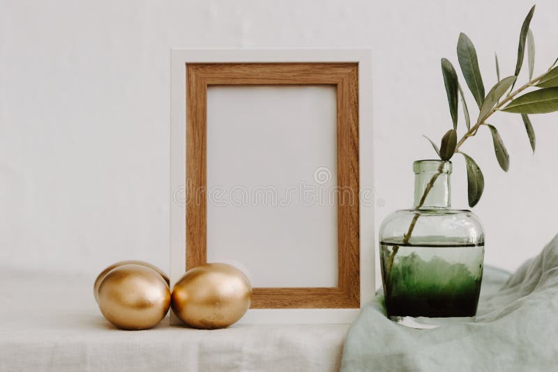 Mofa encima de Pascua feliz Huevos del oro, marco y brunch de la aceituna imágenes de archivo libres de regalías Mofa encima de Pascua feliz Huevos del oro, marco y brunch de la aceituna imágenes de archivo libres de regalías