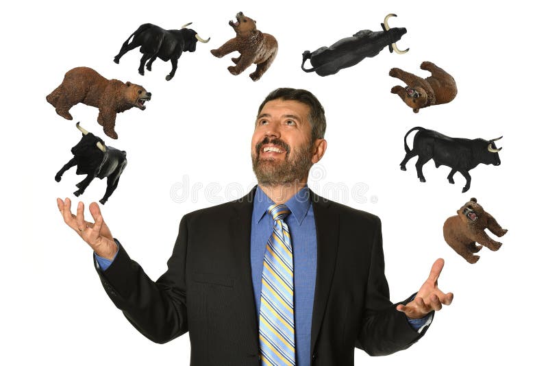 Mogen affärsman Juggling Bears och tjurar royaltyfri bild Mogen affärsman Juggling Bears och tjurar royaltyfri bild