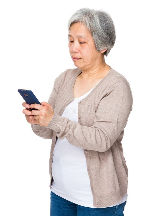 Mogen kvinna som läs på mobiltelefonen royaltyfria bilder