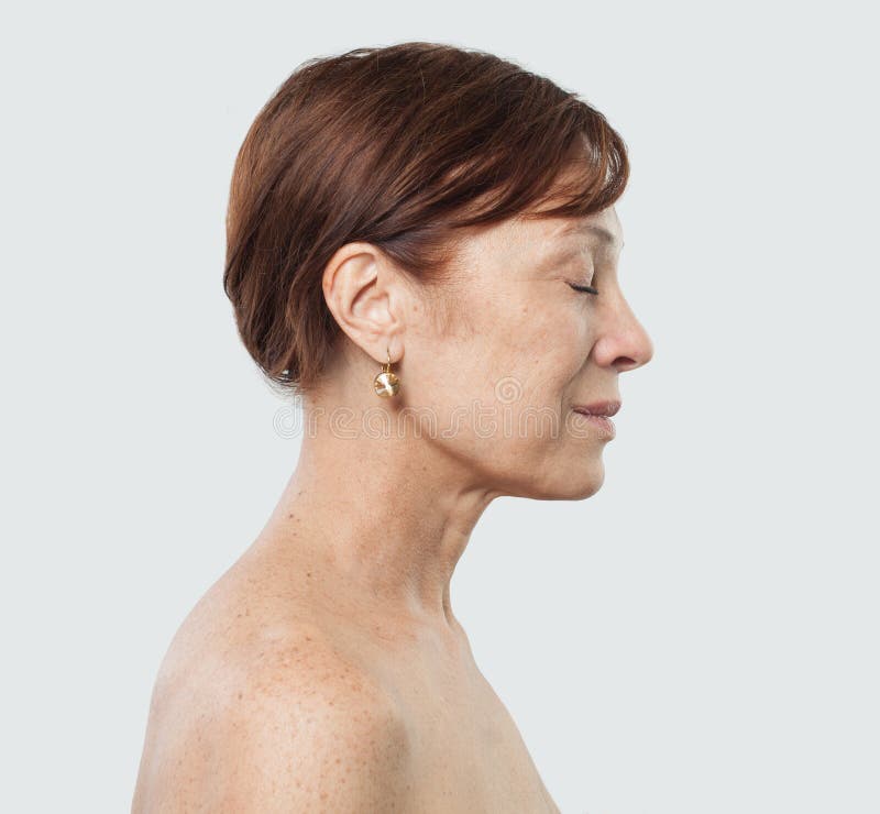 Mogen kvinnlig framsida Ansikts- behandling, Cosmetology royaltyfri foto Mogen kvinnlig framsida Ansikts- behandling, Cosmetology royaltyfri foto