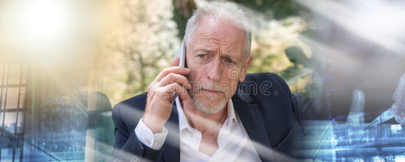 Mogen man som använder hans mobiltelefon, ljus effekt; åtskillig exposu royaltyfria bilder Mogen man som använder hans mobiltelefon, ljus effekt; åtskillig exposu royaltyfria bilder
