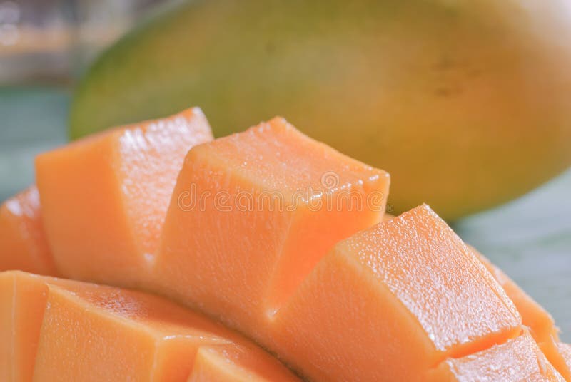 Mogen mango med skivor på banansidor royaltyfria foton Mogen mango med skivor på banansidor royaltyfria foton