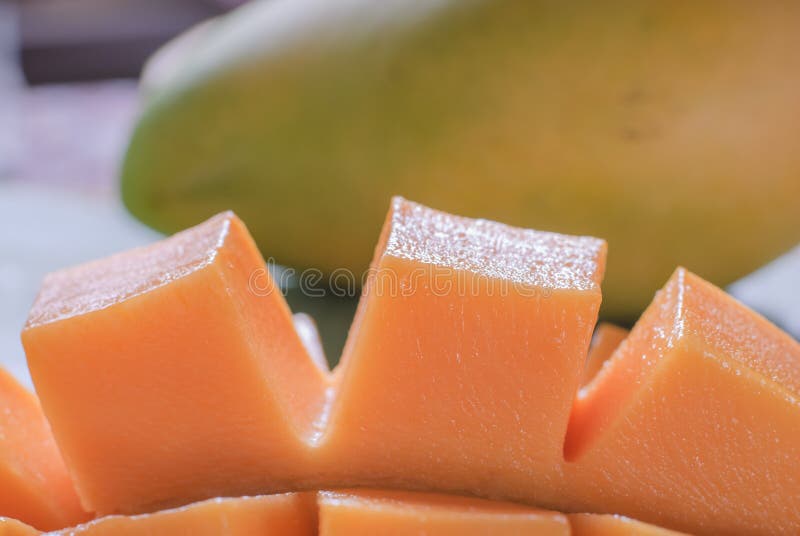 Mogen mango med skivor på banansidor royaltyfria foton Mogen mango med skivor på banansidor royaltyfria foton