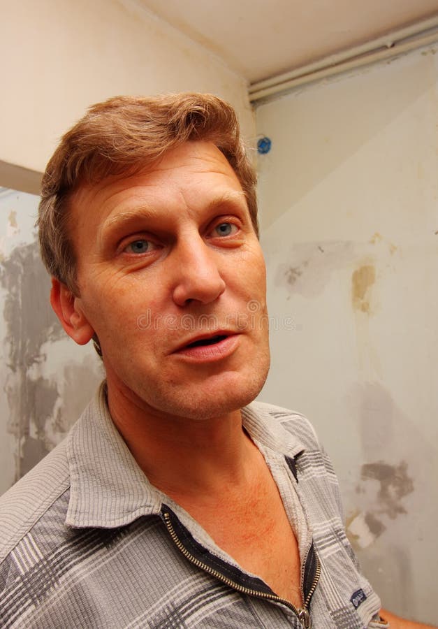 mogen stående för frank man arkivfoto mogen stående för frank man arkivfoto