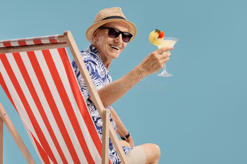Mogen turist med ett coctailsammanträde på en soldagdrivare royaltyfria foton Mogen turist med ett coctailsammanträde på en soldagdrivare royaltyfria foton