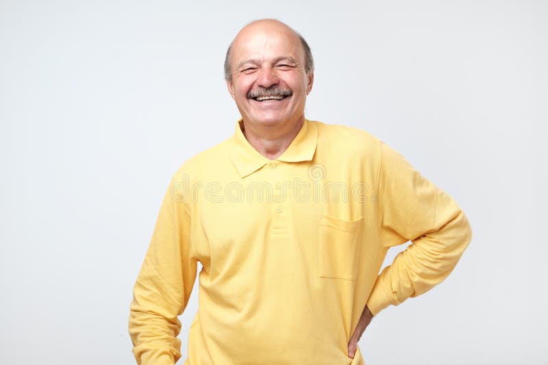 Mogen vuxen man som skrattar se kameran över vit bakgrund fotografering för bildbyråer Mogen vuxen man som skrattar se kameran över vit bakgrund fotografering för bildbyråer