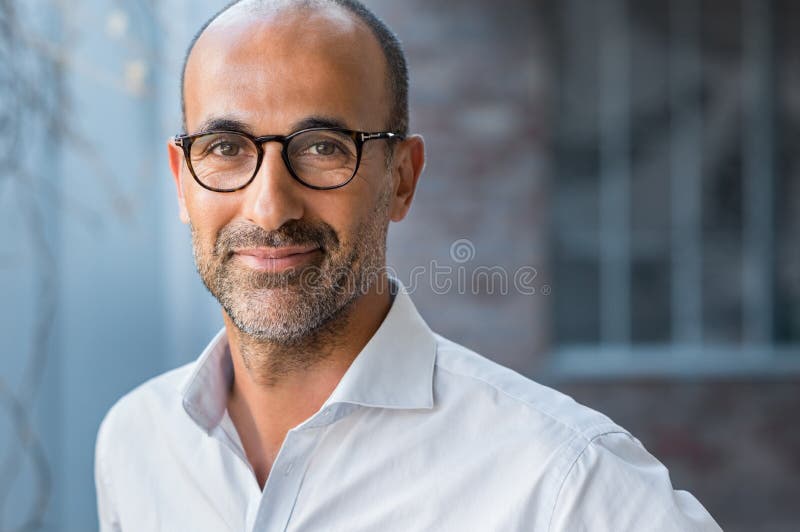 Moget le för man för blandat lopp arkivfoton