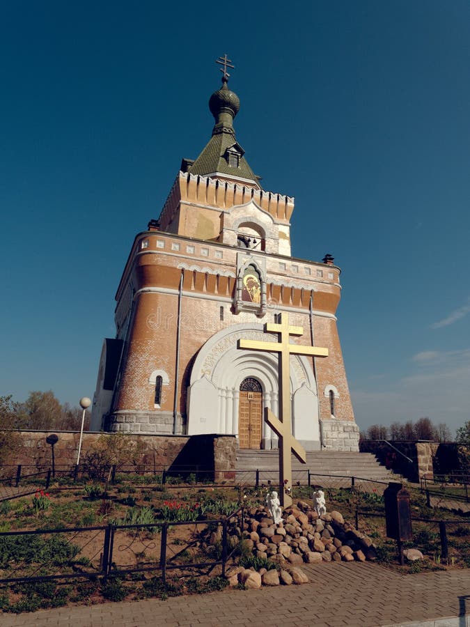 MOGILEV, BIELORRUSIA - 27 DE ABRIL DE 2019: FOREST Village Iglesia hermosa fotografía de archivo MOGILEV, BIELORRUSIA - 27 DE ABRIL DE 2019: FOREST Village Iglesia hermosa fotografía de archivo