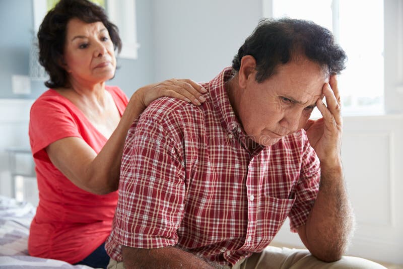 Moglie che conforta marito senior che soffre con la demenza