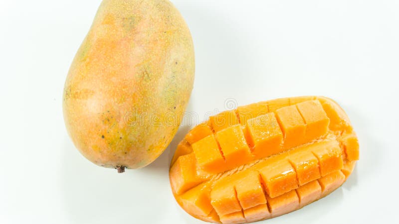 Mogna mango i vit bakgrund/skivade den läckra mango för att äta arkivfoton Mogna mango i vit bakgrund/skivade den läckra mango för att äta arkivfoton