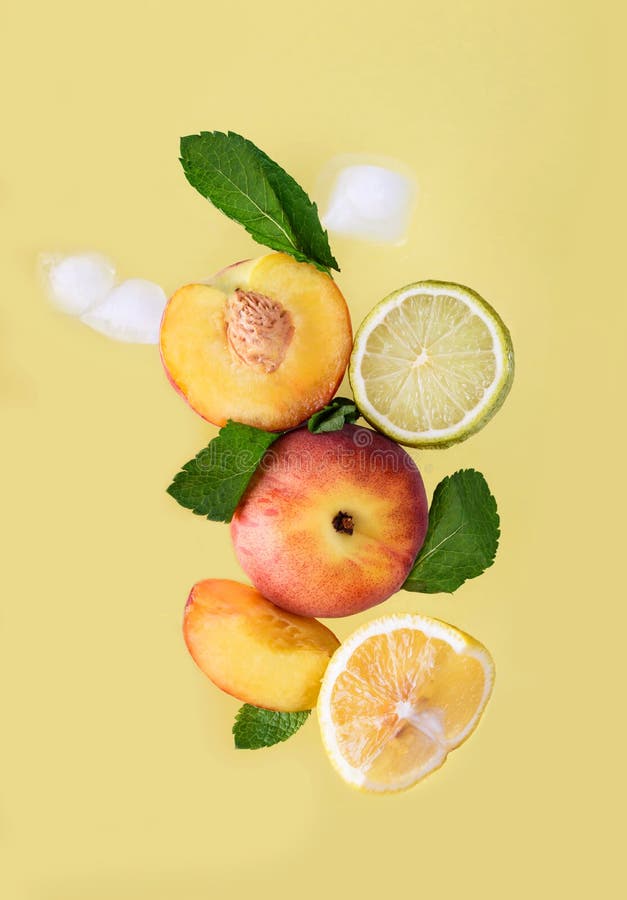 Mogna och aromatiska frukter Persika citron, limefrukt, mintkaramell royaltyfri bild