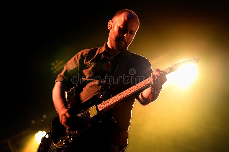 Mogwai (banda instrumental de la posts-roca de Escocia) se realiza en el sonido de Heineken Primavera imágenes de archivo libres de regalías Mogwai (banda instrumental de la posts-roca de Escocia) se realiza en el sonido de Heineken Primavera imágenes de archivo libres de regalías
