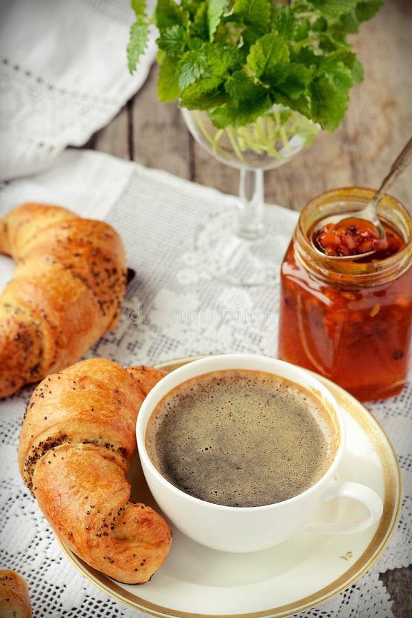 Mohnhörnchen mit einem Tasse Kaffee stockfotografie Mohnhörnchen mit einem Tasse Kaffee stockfotografie