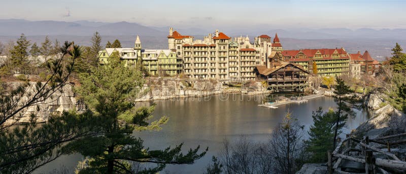 Mohonkbergshus vid sjömyhonk utanför nya paltz-stater som förenats. Sjömyhonk är en sjö i ulsterlän, ett nytt verk som ligger på mohonkens skyddsområde utanför det nya paltz-nya yorken i de skuggenberg som finns.