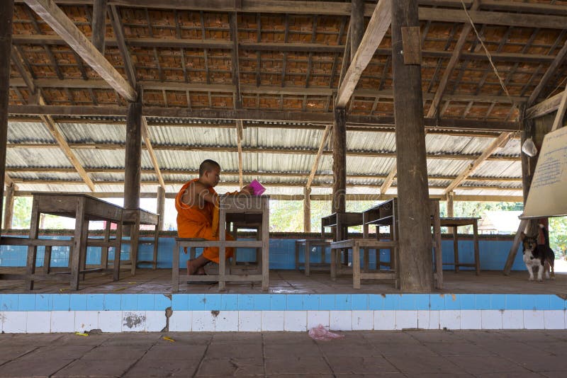 Moine bouddhiste étudiant dans le monastère dans Phnom Penh, Cambodge photos stock Moine bouddhiste étudiant dans le monastère dans Phnom Penh, Cambodge photos stock