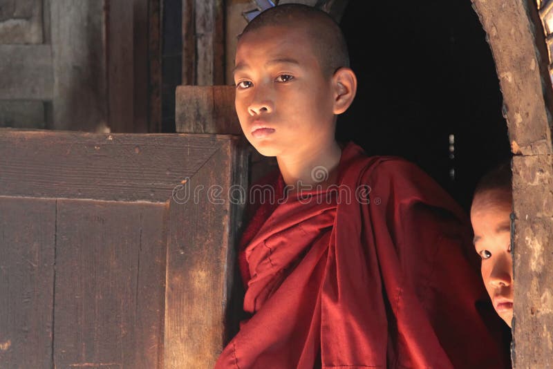 Moines dans le monastère de Shwe Yan Pyay photo stock Moines dans le monastère de Shwe Yan Pyay photo stock