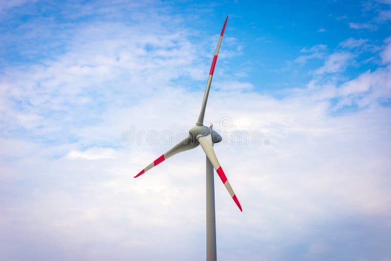 Moinho De Vento Para Gerar Energia Eólica Soprando Nuvens Do Céu Nascendo  Sol Nascer Foto de Stock - Imagem de ecologia, noite: 233345874