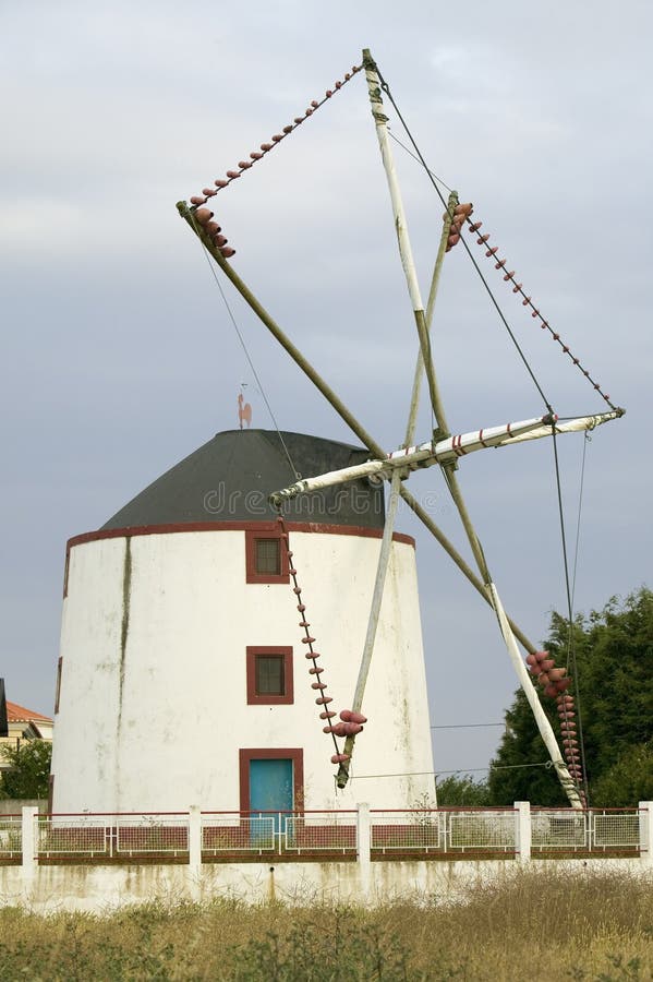 Moinho De Vento Antigo Em Portugal Imagem de Stock - Imagem de fazenda,  ambientalismo: 52319919