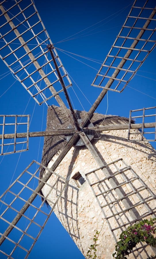 Moinho De Vento Antigo Em Portugal Imagem de Stock - Imagem de fazenda,  ambientalismo: 52319919