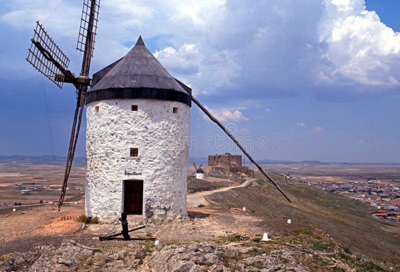 Moinho De Vento De Pedra Histórico Velho No Por Do Sol Em Portugal Foto de  Stock - Imagem de nave, montanha: 136457990