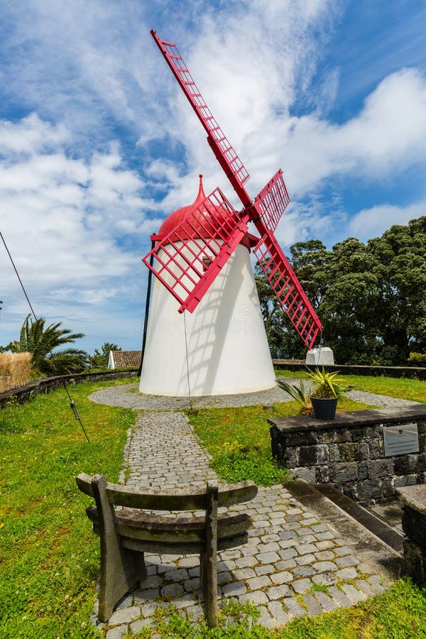 File:Moinho de vento no Lugar do Pico Vermelho Bretanha San Miguel  Azores.jpg - Wikipedia