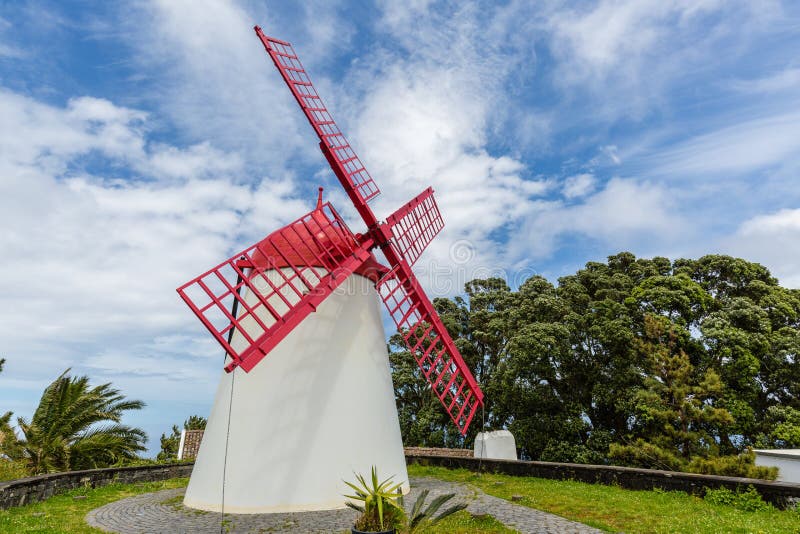 File:Moinho de vento no Lugar do Pico Vermelho Bretanha San Miguel  Azores.jpg - Wikipedia