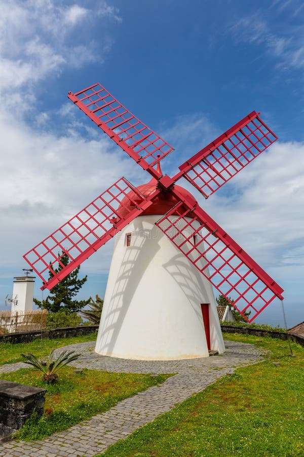 File:Moinho de vento no Lugar do Pico Vermelho Bretanha San Miguel  Azores.jpg - Wikipedia