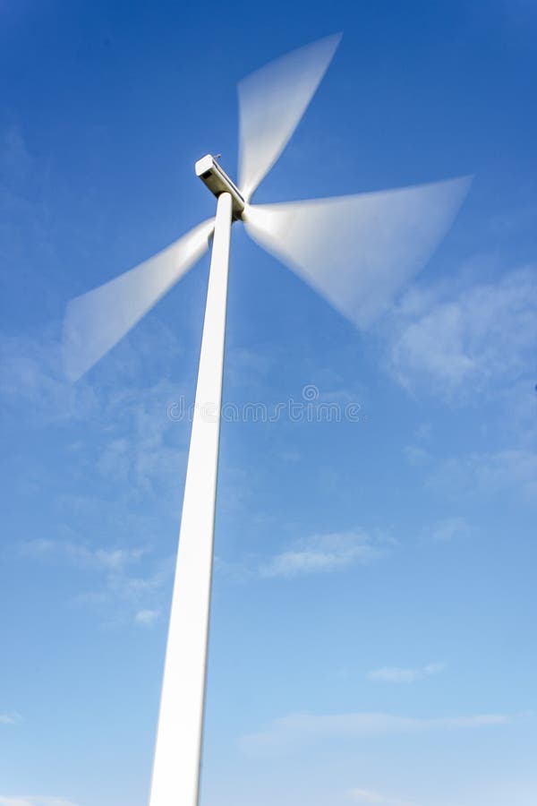 Moinho De Vento Para Gerar Energia Eólica Soprando Nuvens Do Céu Nascendo  Sol Nascer Foto de Stock - Imagem de ecologia, noite: 233345874