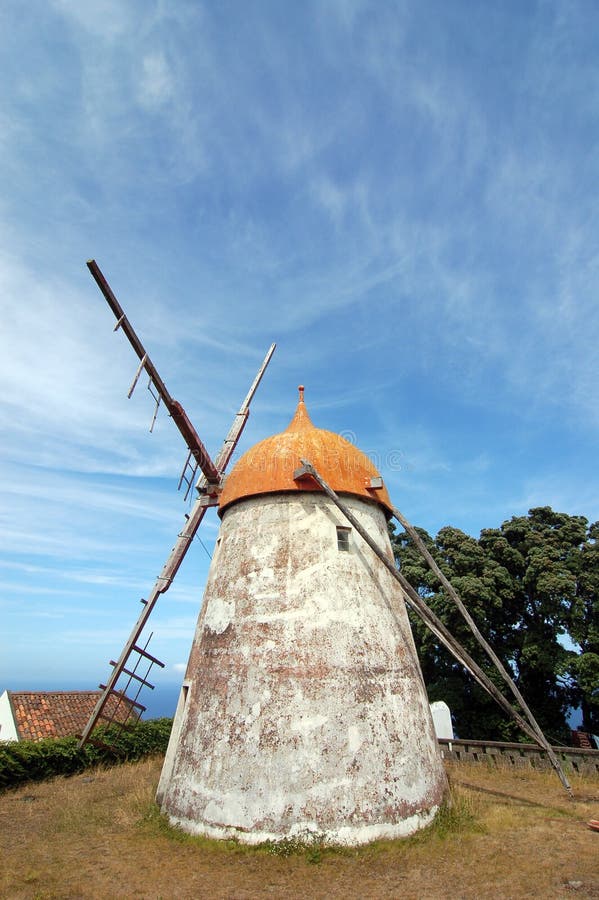 File:Moinho de vento no Lugar do Pico Vermelho Bretanha San Miguel  Azores.jpg - Wikipedia