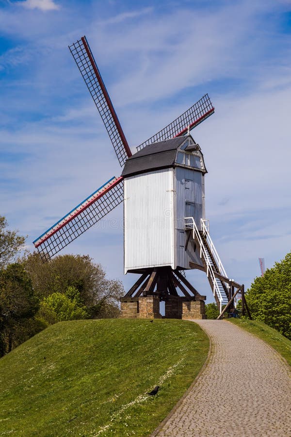 Moinho De Vento No Damme, Belgiumm De Bruges Imagem de Stock - Imagem de  colorido, nascente: 15892587