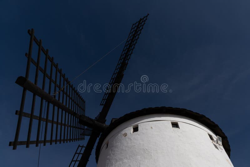 Antigos moinhos de vento brancos, feitos de pedra, no campo com céu azul e  nuvens brancas. la mancha, castilla, espanha. europa.