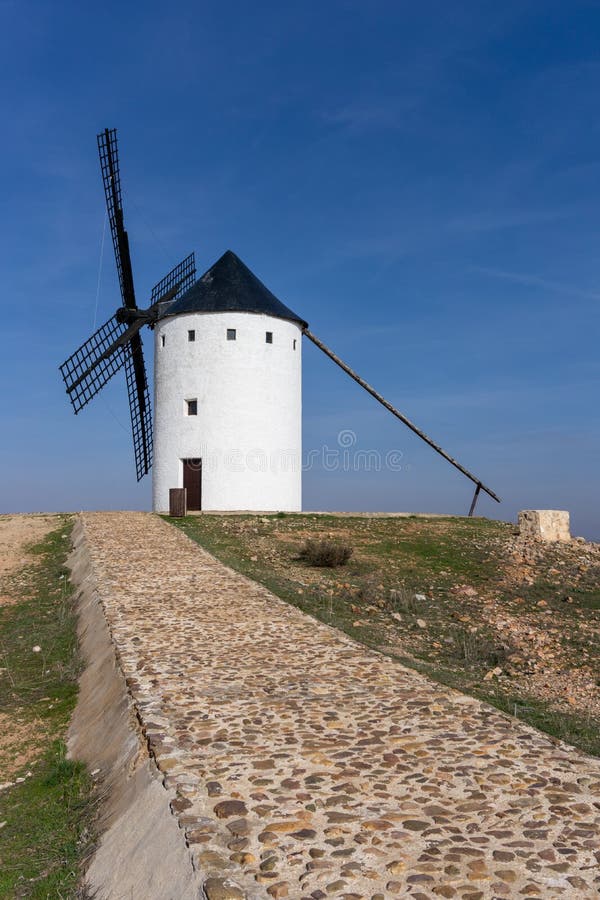 Antigos moinhos de vento brancos, feitos de pedra, no campo com céu azul e  nuvens brancas. la mancha, castilla, espanha. europa.