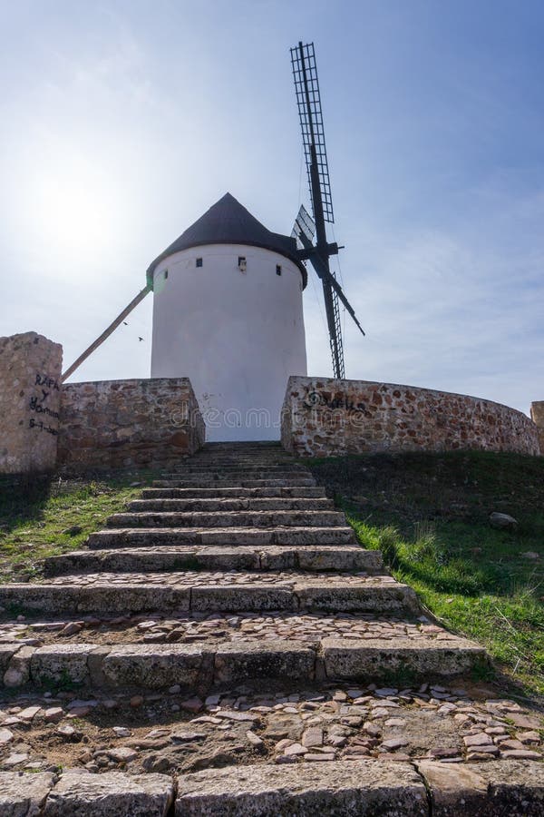 Antigos moinhos de vento brancos, feitos de pedra, no campo com céu azul e  nuvens brancas. la mancha, castilla, espanha. europa.