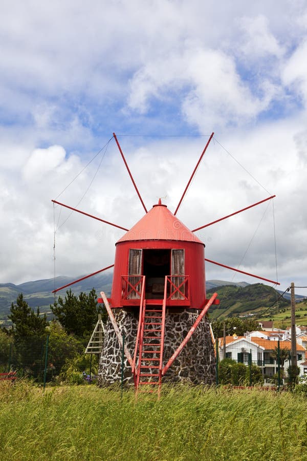 File:Moinho de vento no Lugar do Pico Vermelho Bretanha San Miguel  Azores.jpg - Wikipedia