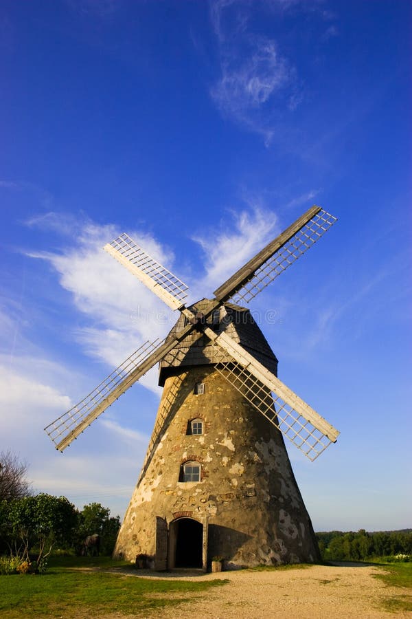 Antigo Moinho De Vento A Europa - Fotografias de stock e mais imagens de  Moinho de vento - Moinho de vento, Turbina Eólica, Cultura Holandesa -  iStock