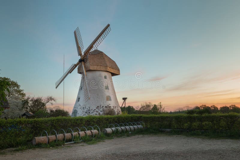 Foto de Vista Sobre Moinho De Vento Medieval Vidzeme Letônia e